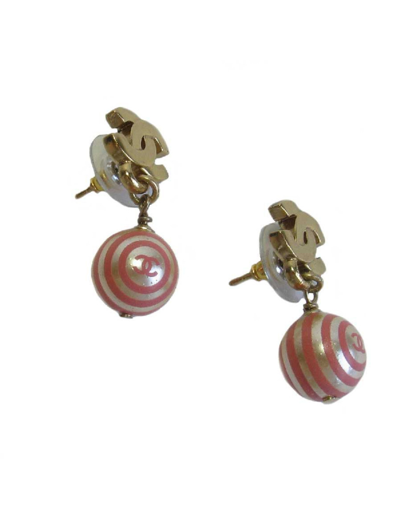 Boucles d'oreille clous CHANEL avec perles nacrées et roses