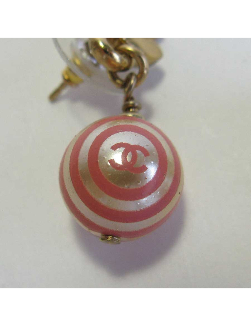 Boucles d'oreille clous CHANEL avec perles nacrées et roses