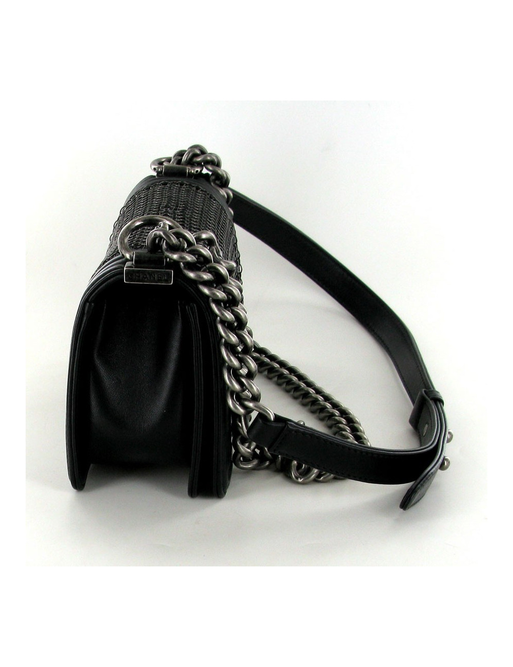 Boy CHANEL en cuir noir cotte de mailles