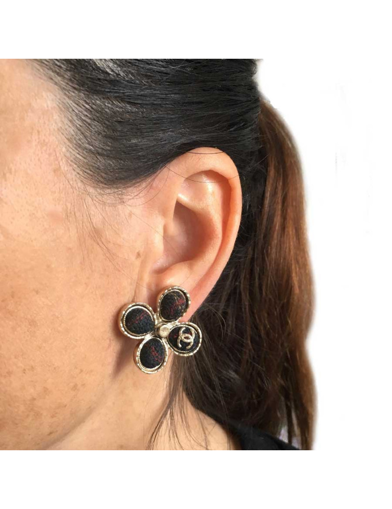 Boucles d'oreille clous CHANEL 'Paris Edimbourg' en tweed multicolore