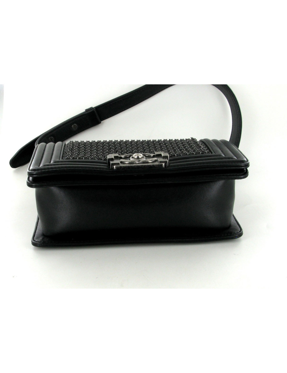 Boy CHANEL en cuir noir cotte de mailles