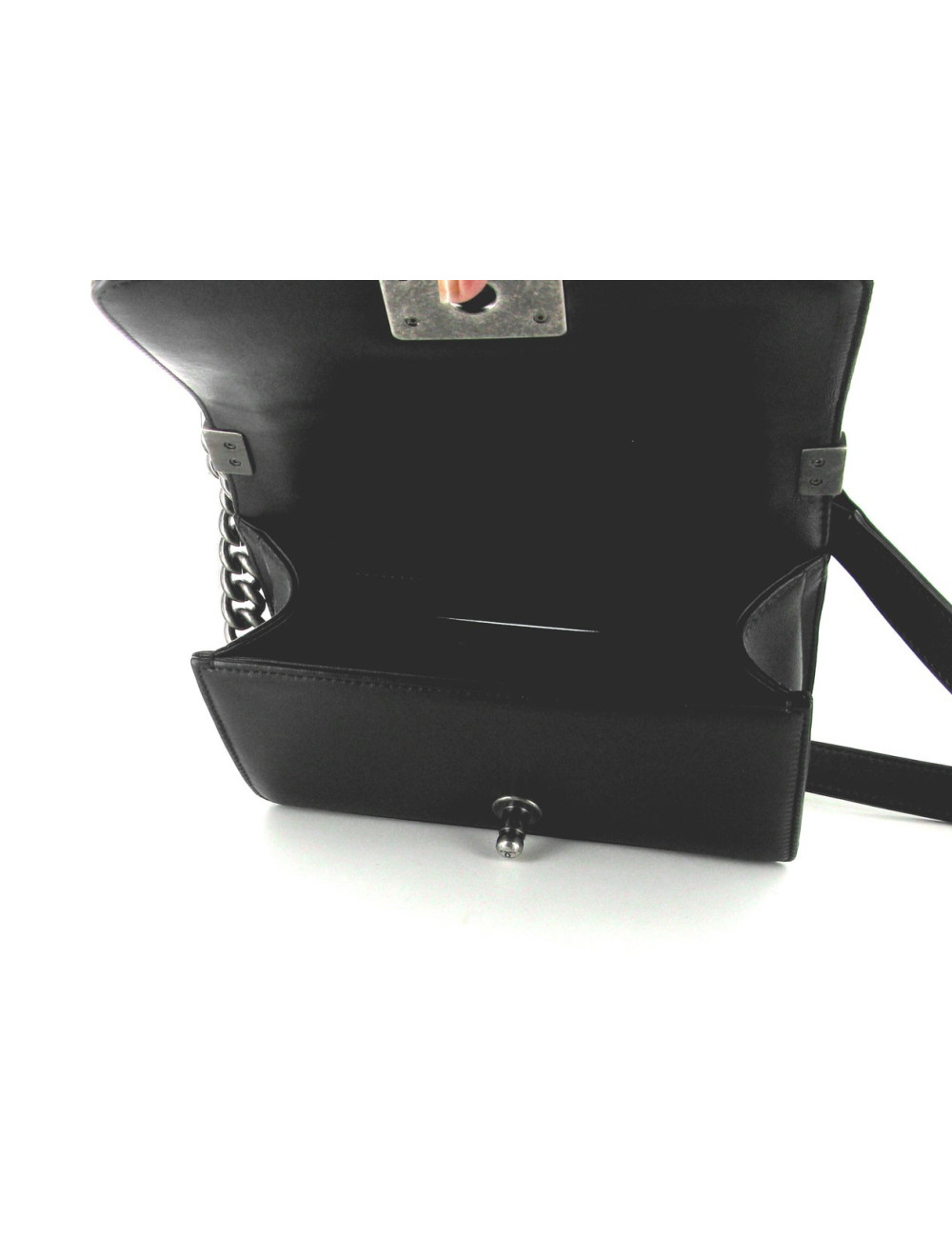 Boy CHANEL en cuir noir cotte de mailles