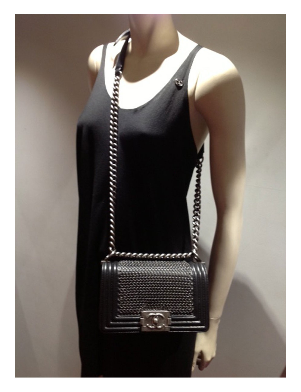 Boy CHANEL en cuir noir cotte de mailles