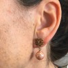Boucles d'oreille clous CHANEL avec perles nacrées et roses