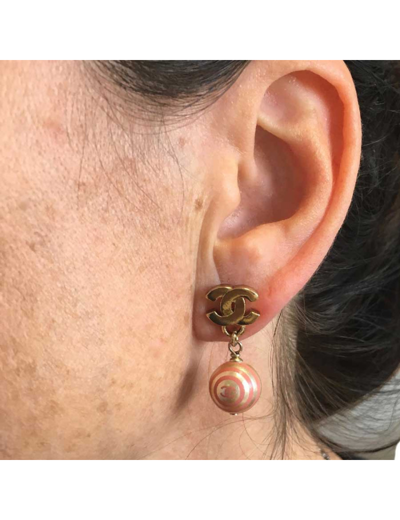 Boucles d'oreille clous CHANEL avec perles nacrées et roses