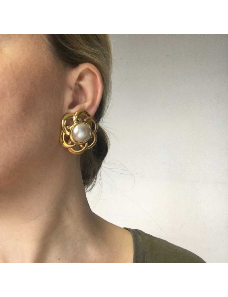 Boucles d'oreille clips CHANEL Couture vintage en métal doré et perle nacrée