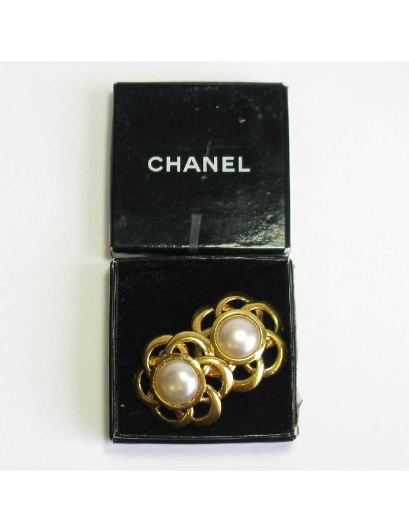 Boucles d'oreille clips CHANEL Couture vintage en métal doré et perle nacrée