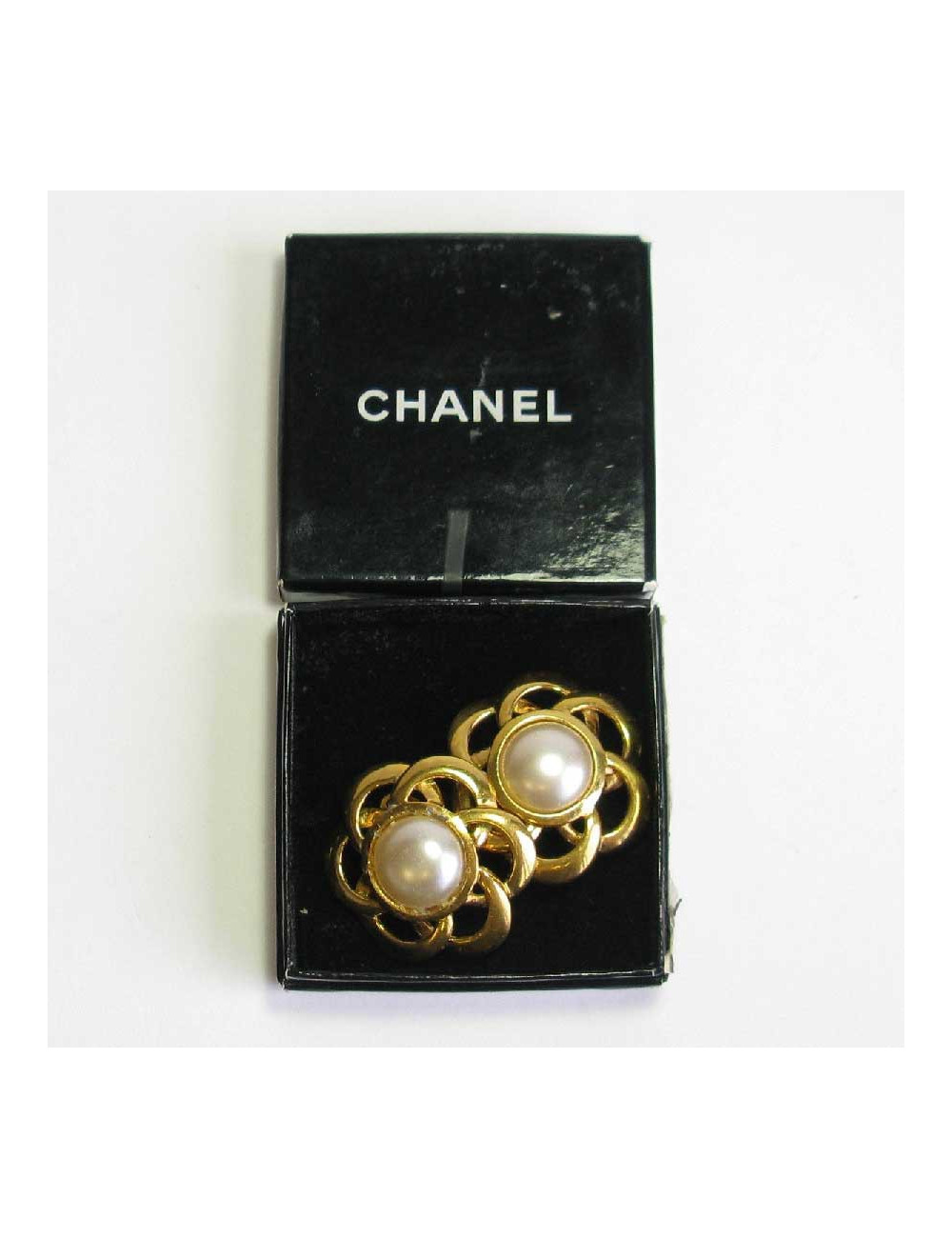 CHANEL Couture Vintage clip-on earrings in gilt metal and pearl