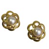 CHANEL Couture Vintage clip-on earrings in gilt metal and pearl
