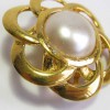 Boucles d'oreille clips CHANEL Couture vintage en métal doré et perle nacrée