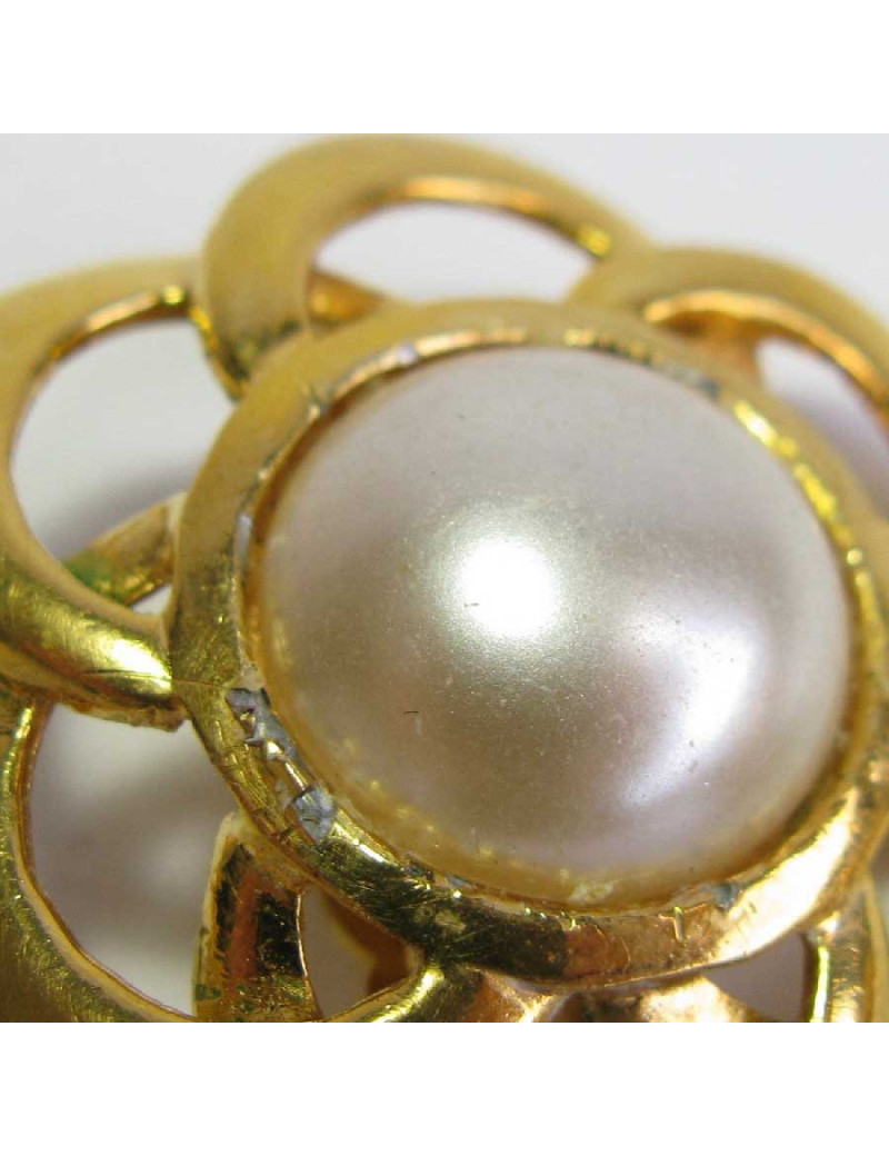 Boucles d'oreille clips CHANEL Couture vintage en métal doré et perle nacrée