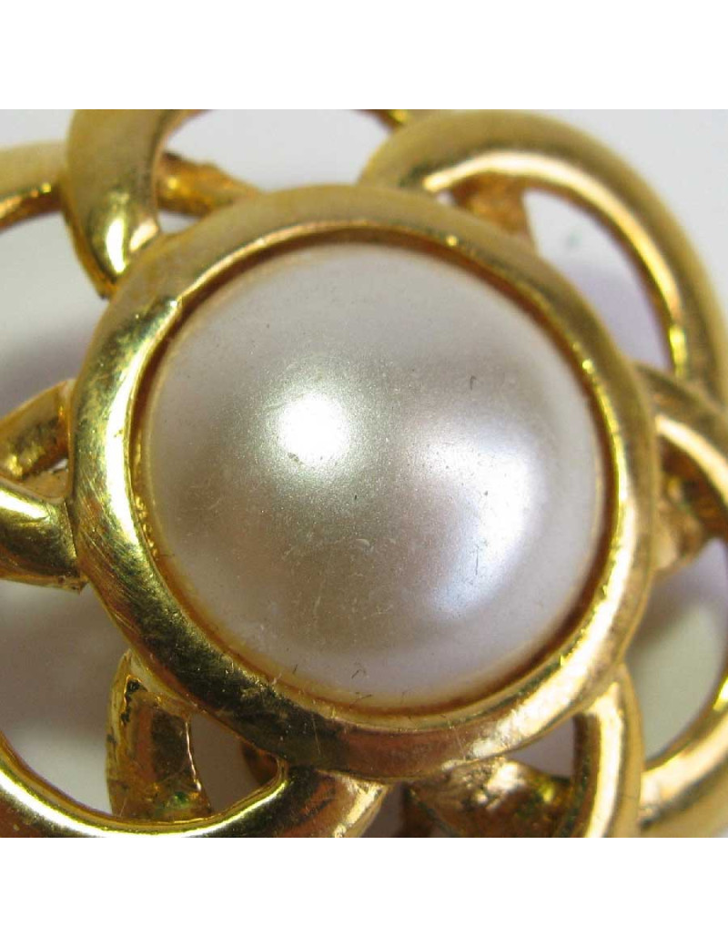 Boucles d'oreille clips CHANEL Couture vintage en métal doré et perle nacrée