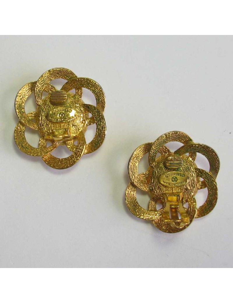 Boucles d'oreille clips CHANEL Couture vintage en métal doré et perle nacrée