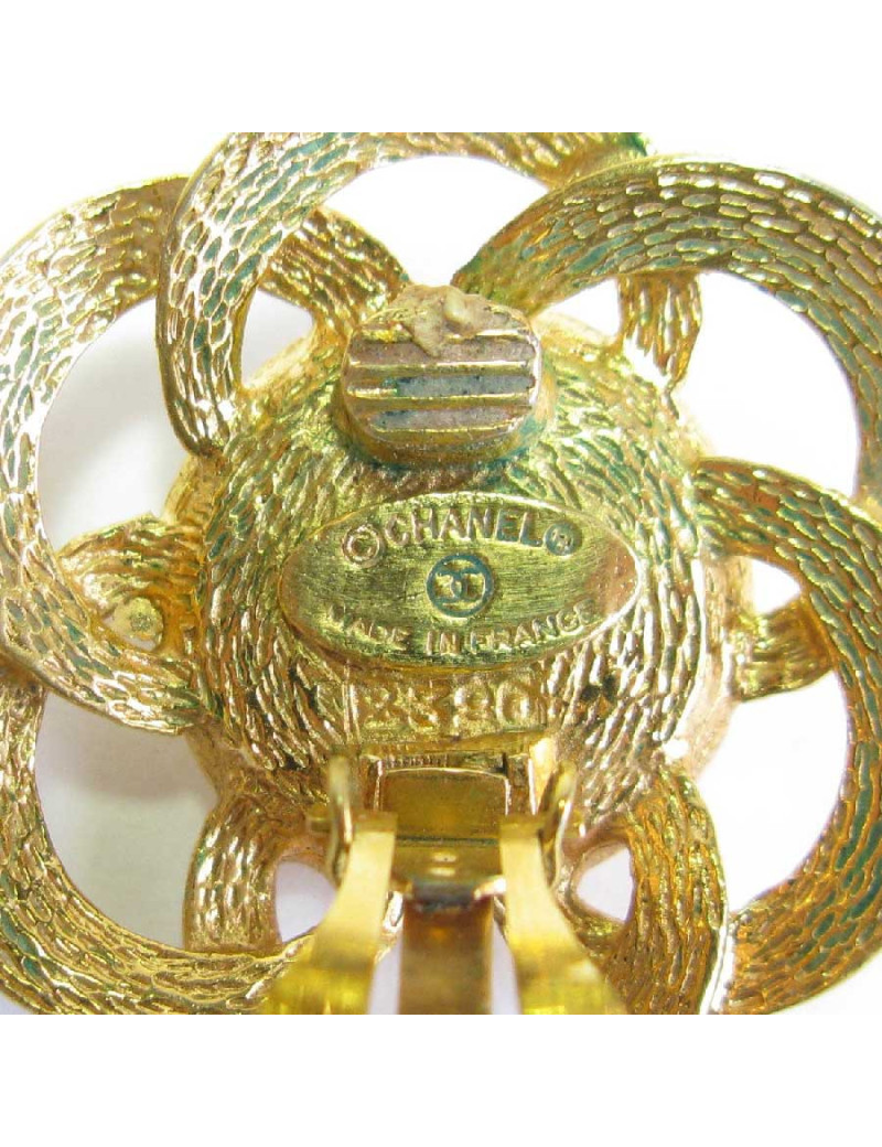 Boucles d'oreille clips CHANEL Couture vintage en métal doré et perle nacrée