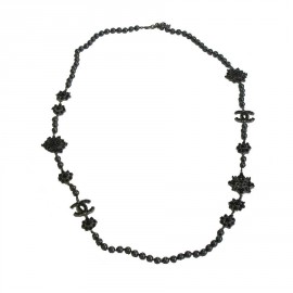 Sautoir CHANEL en perles noires et bijoux en métal ruthénium