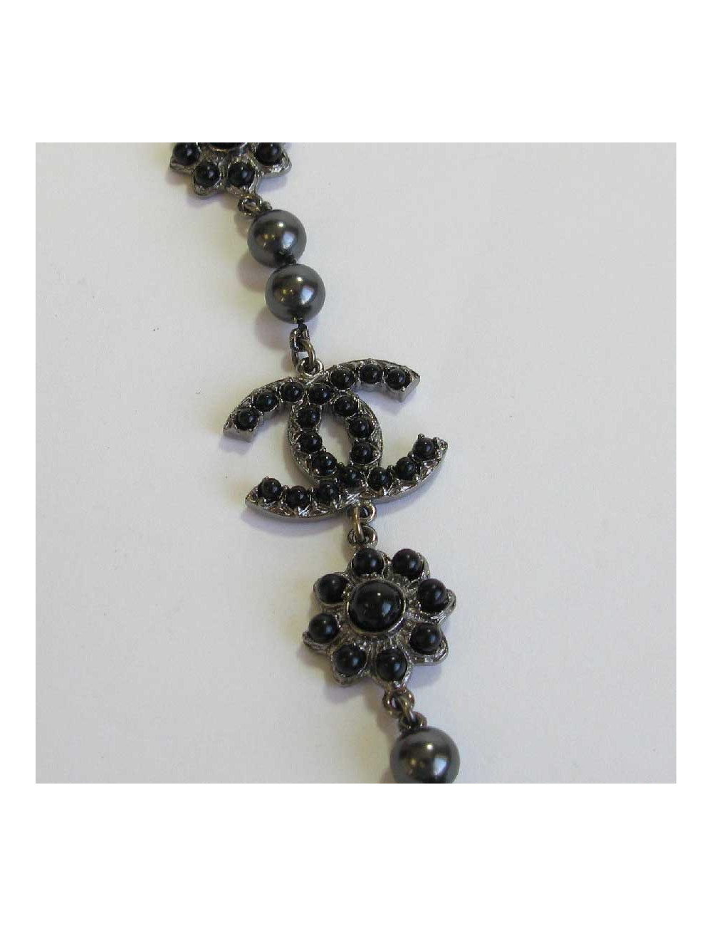 Sautoir CHANEL en perles noires et bijoux en métal ruthénium