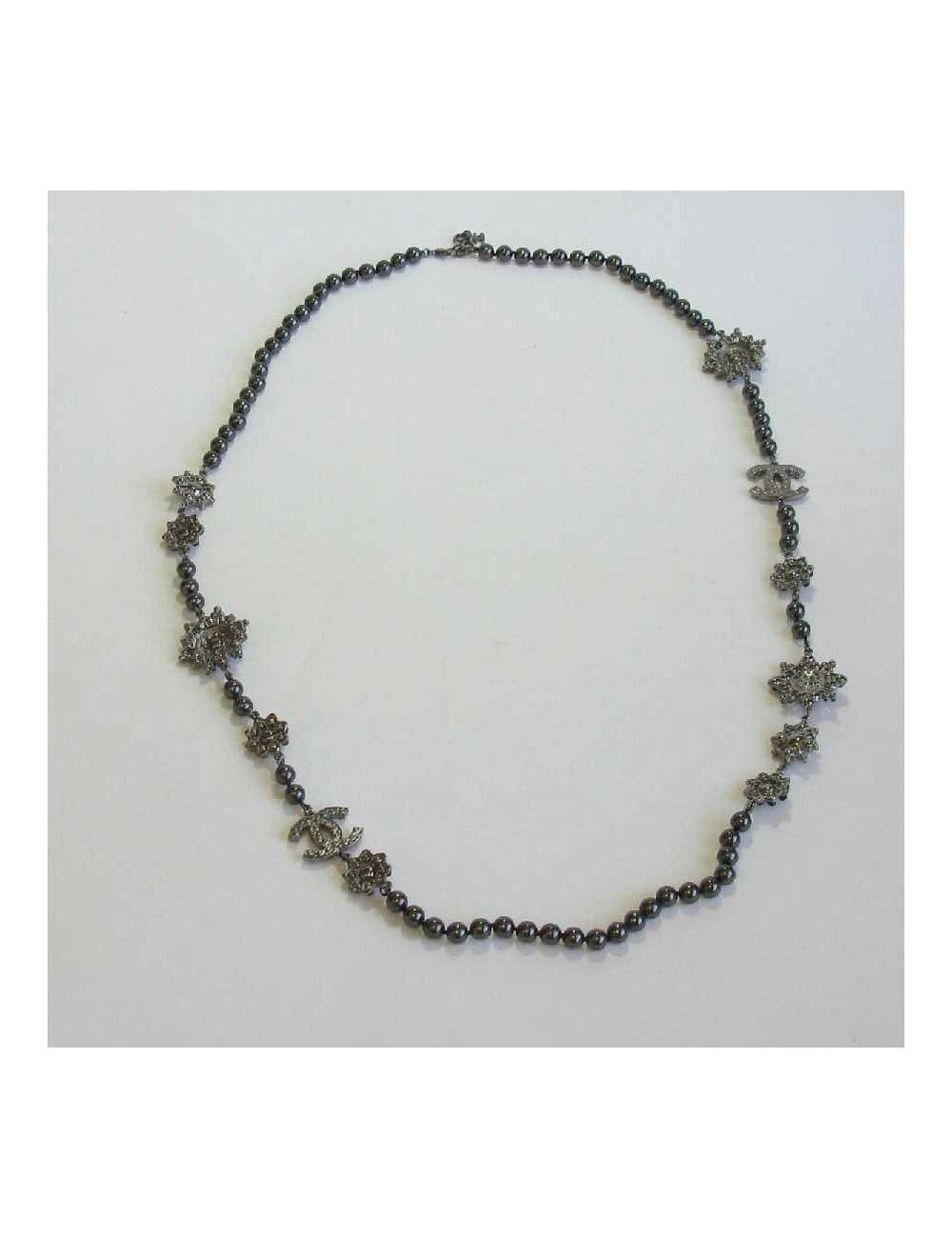 Sautoir CHANEL en perles noires et bijoux en métal ruthénium