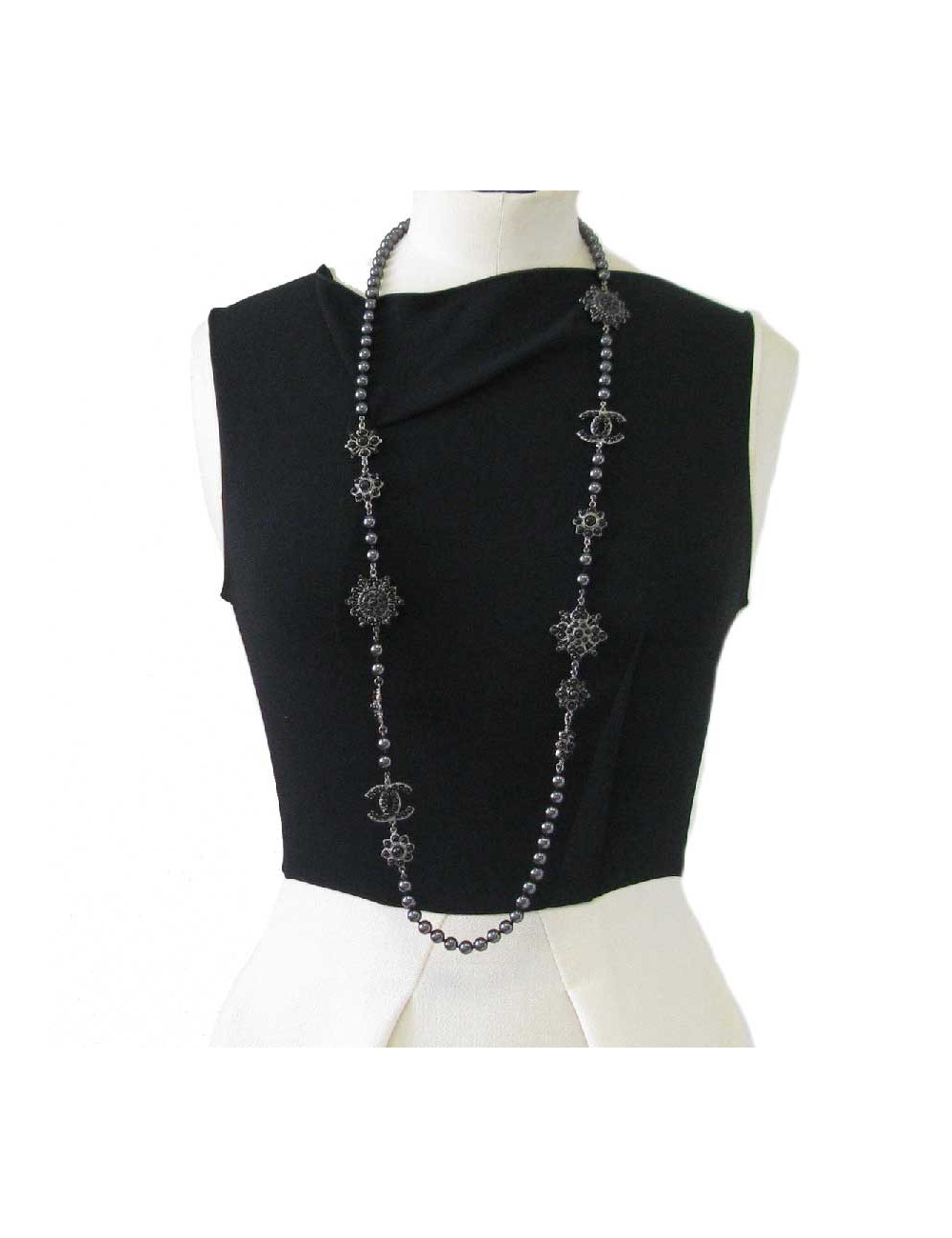 Sautoir CHANEL en perles noires et bijoux en métal ruthénium