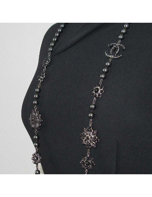 Sautoir CHANEL en perles noires et bijoux en métal ruthénium
