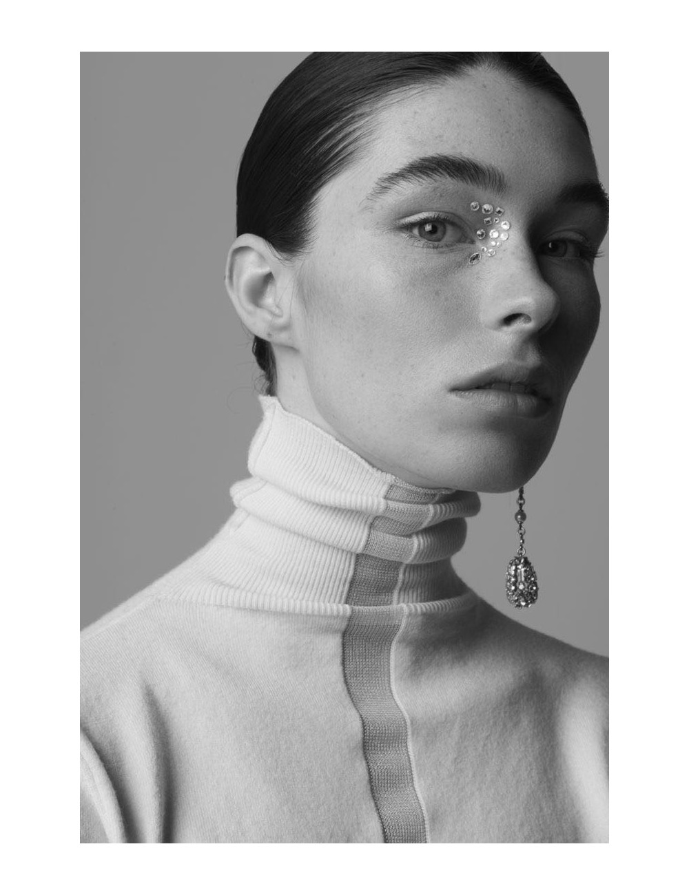 Boucles d'oreille clips pendantes anonyme en strass, perles et brillants