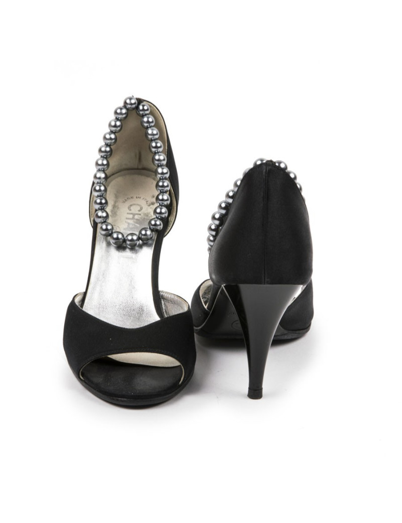 Escarpins T 37 CHANEL noirs et bride en perles grises