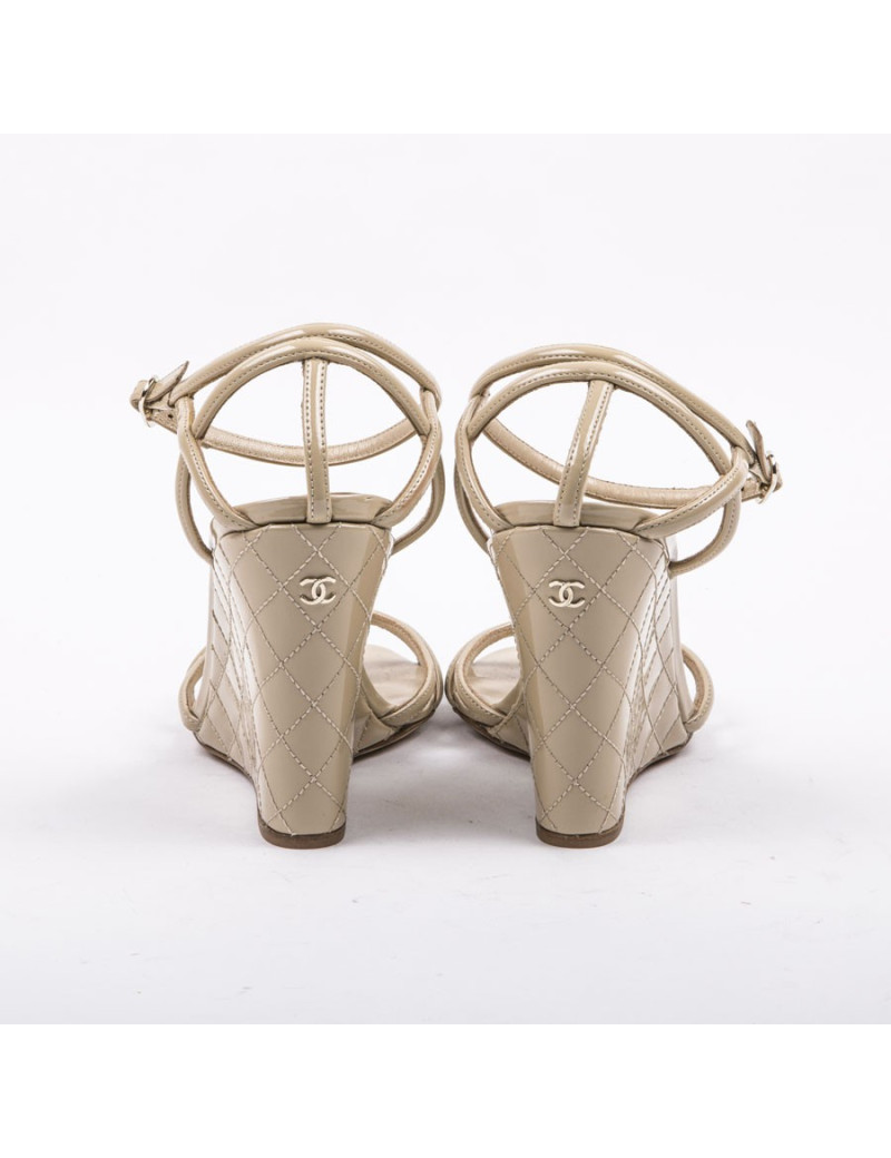 Sandales compensées T 40.5 CHANEL cuir matelassé verni beige