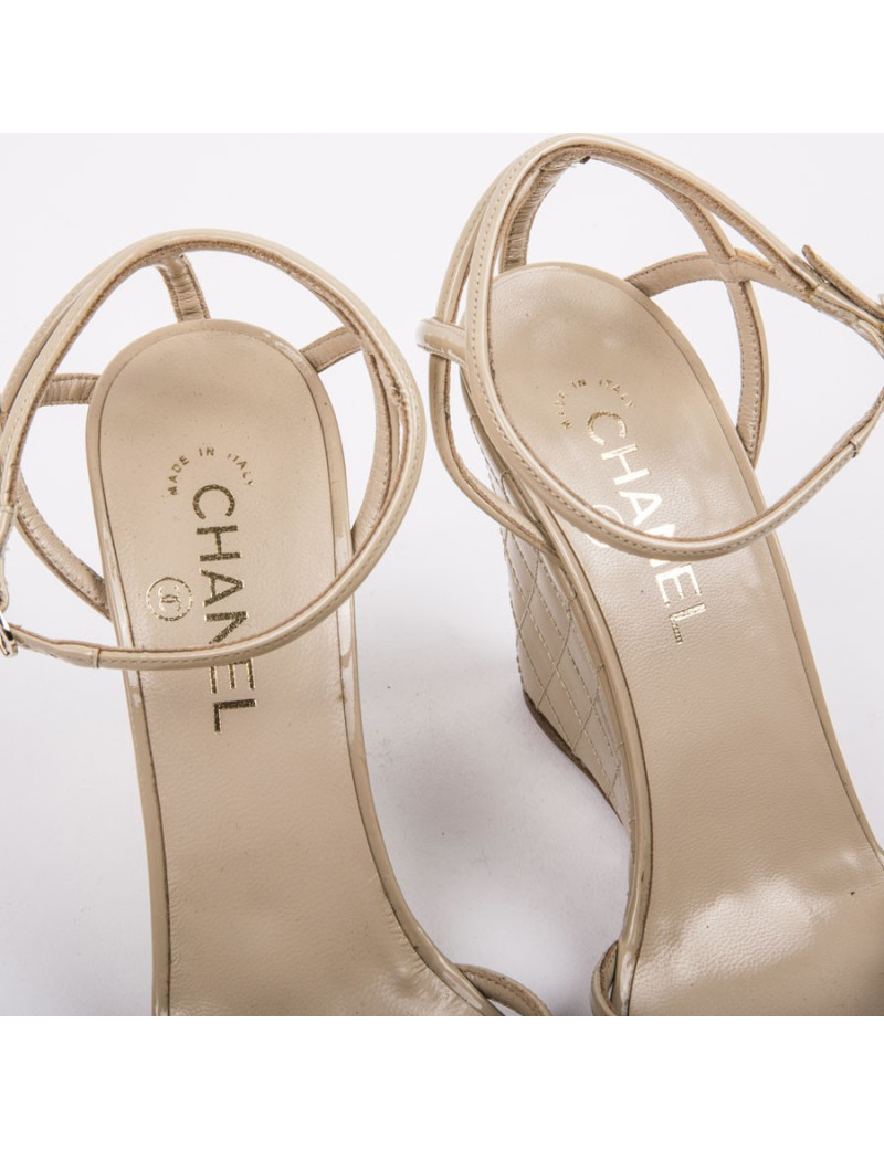 Sandales compensées T 40.5 CHANEL cuir matelassé verni beige