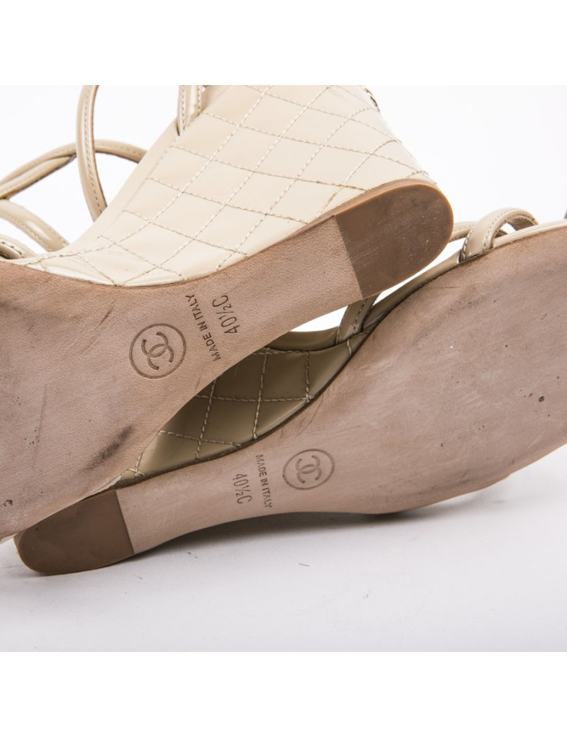Sandales compensées T 40.5 CHANEL cuir matelassé verni beige