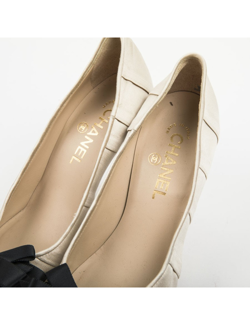 CHANEL high heels in beige and black duchess satin size 37.5FR