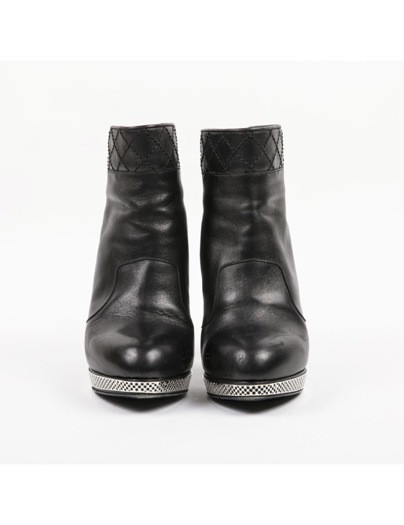 Boots T 39.5 CHANEL cuir d'agneau noir et grille argent palladié