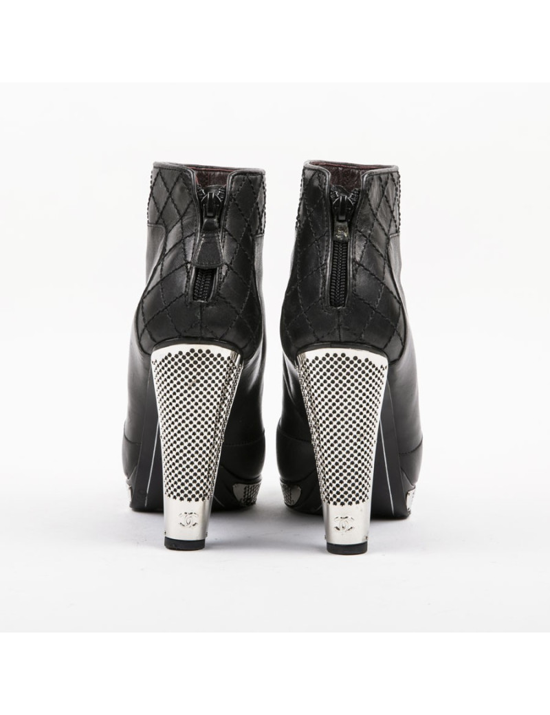 Boots T 39.5 CHANEL cuir d'agneau noir et grille argent palladié
