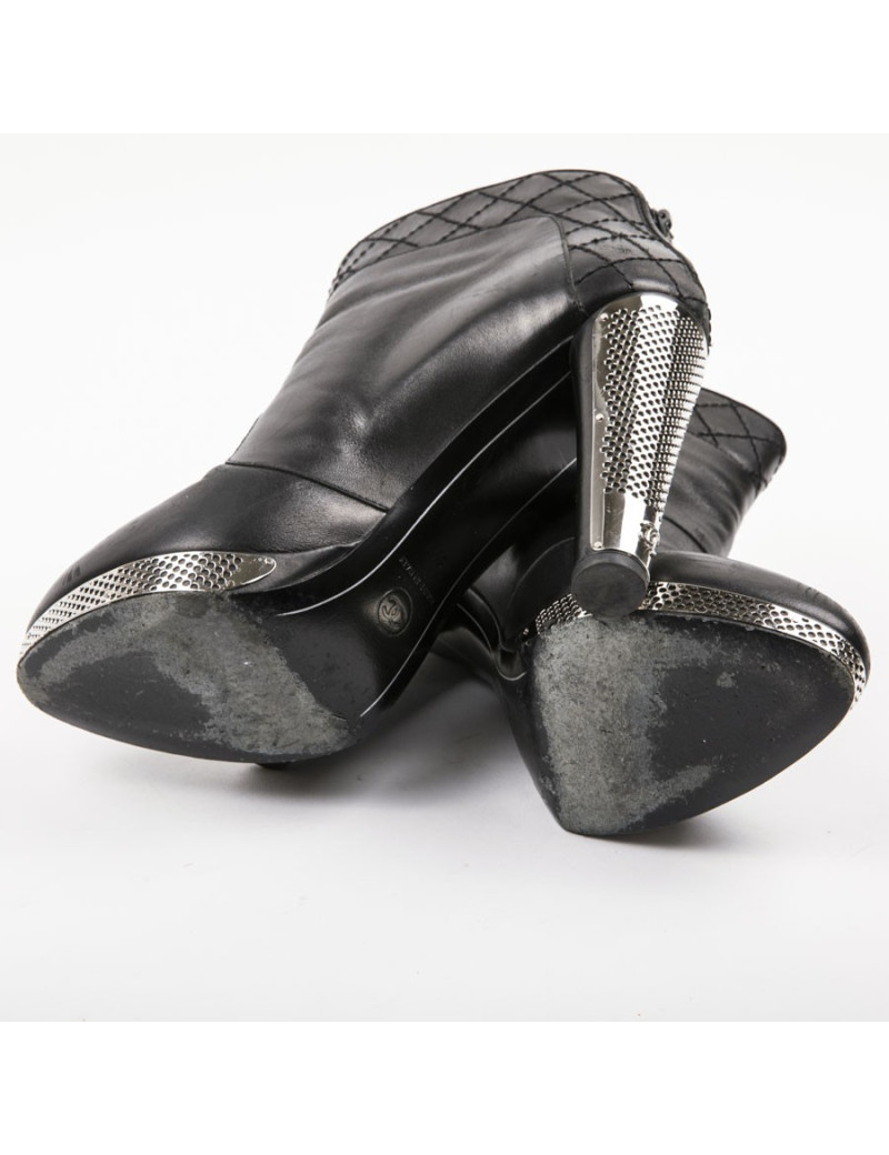 CHANEL boots Size 39.5 in black lambskin leather and palladium metal grille 