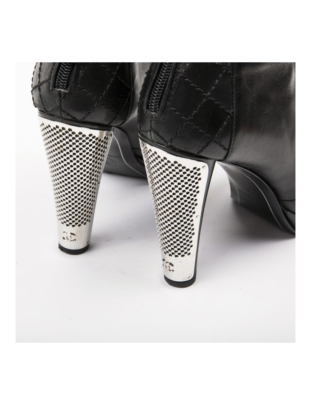 Boots T 39.5 CHANEL cuir d'agneau noir et grille argent palladié