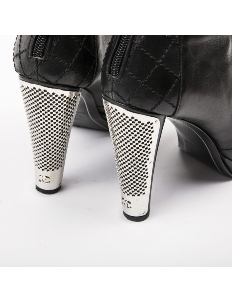 Boots T 39.5 CHANEL cuir d'agneau noir et grille argent palladié
