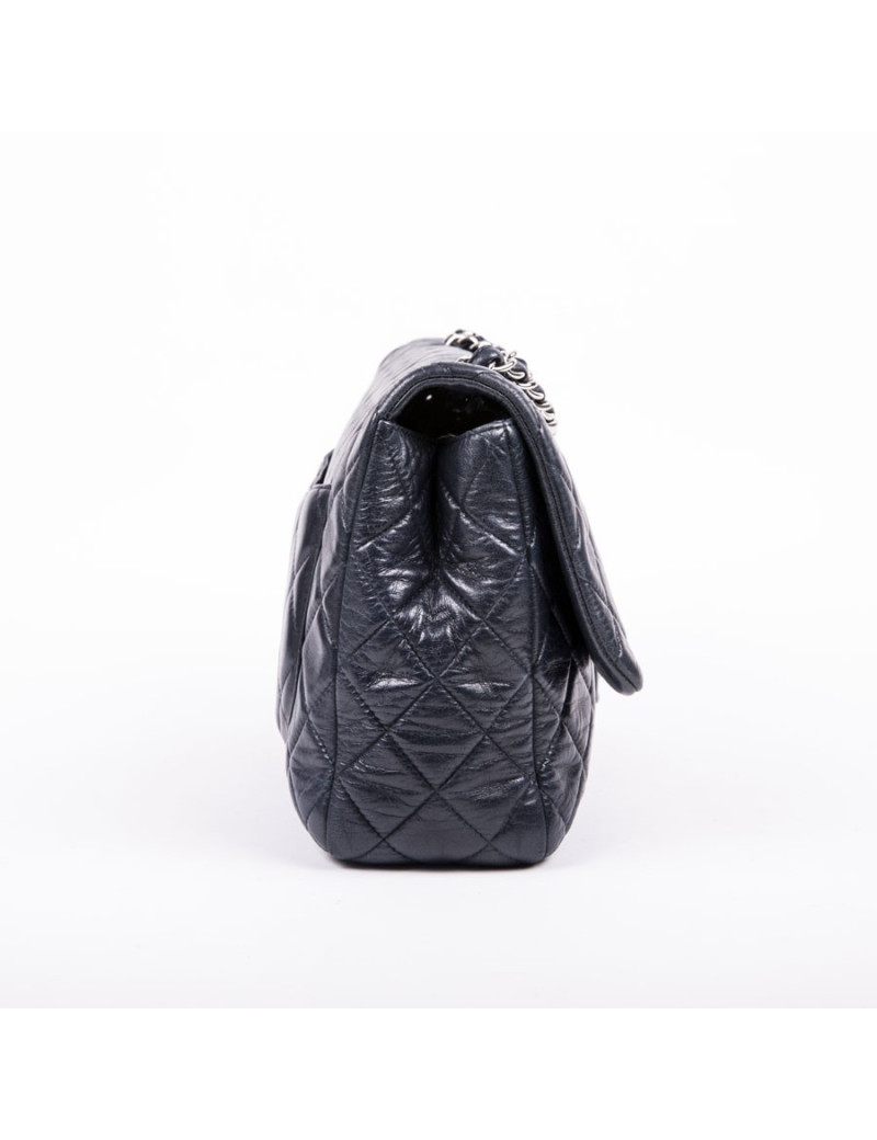 CHANEL Jumbo bag in soft navy quilted leather