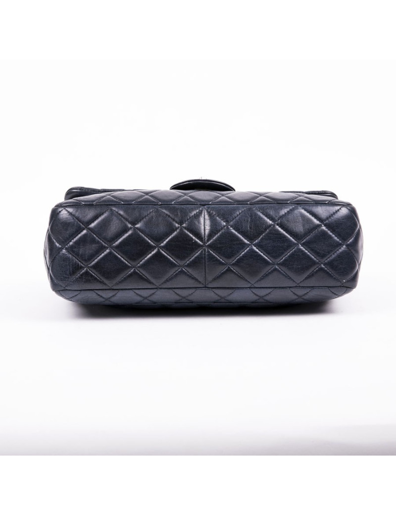 Sac Jumbo CHANEL en cuir matelassé souple bleu 