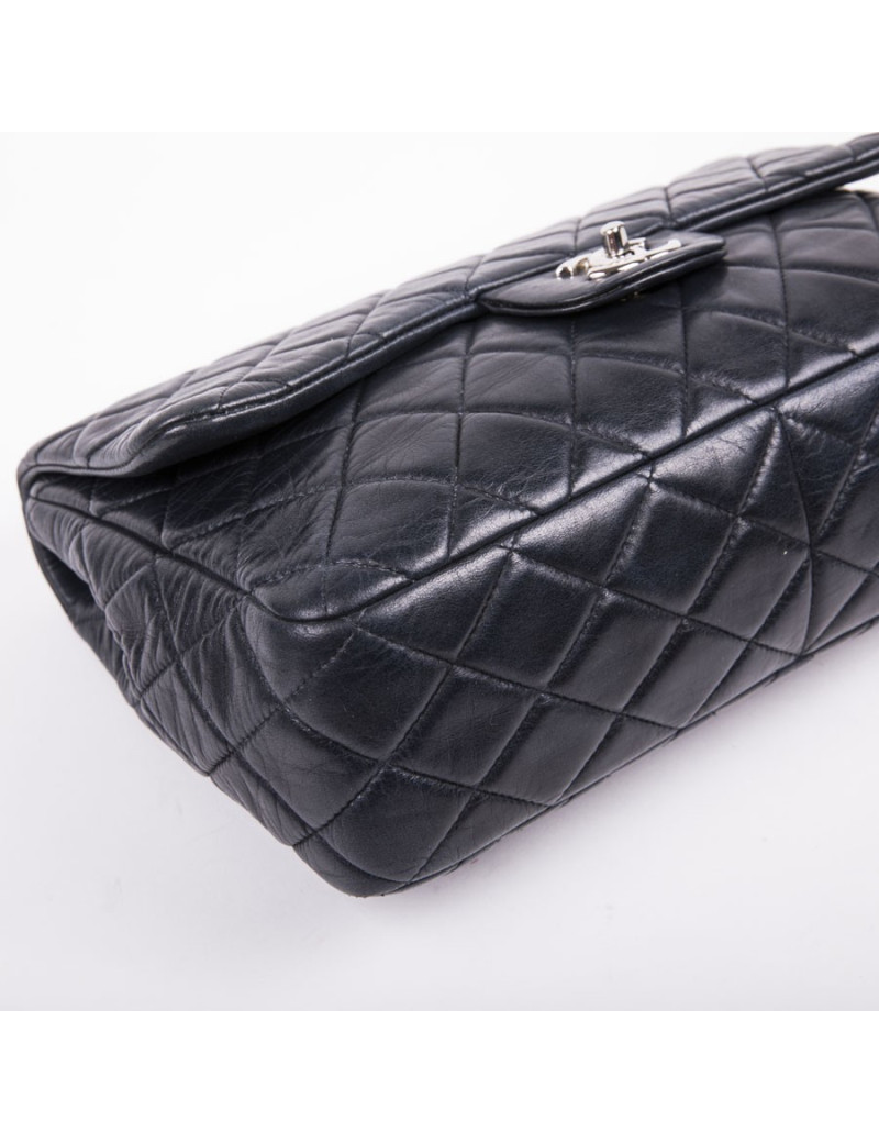 CHANEL Jumbo bag in soft navy quilted leather