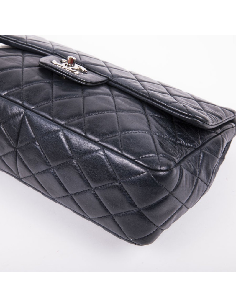 CHANEL Jumbo bag in soft navy quilted leather