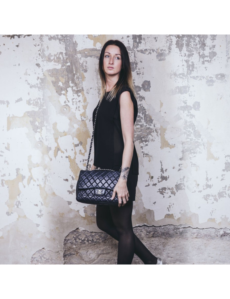 CHANEL Jumbo bag in soft navy quilted leather