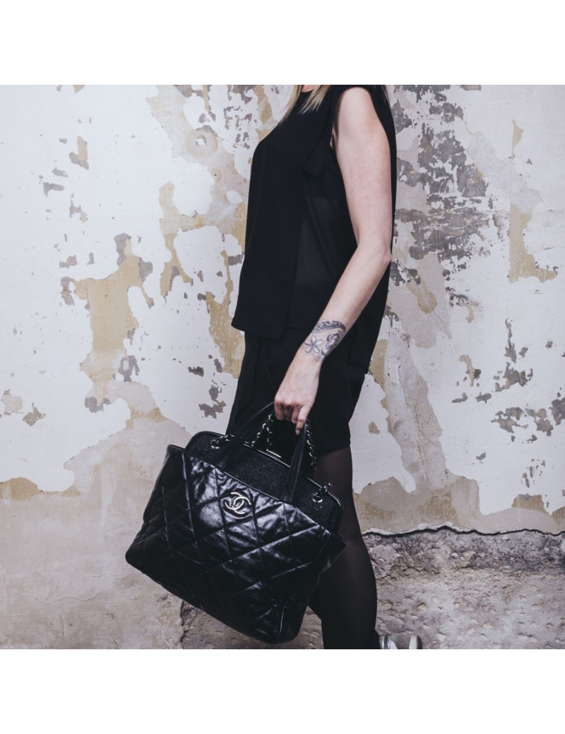 Sac CHANEL en cuir matelassé noir vieilli et tweed gris foncé