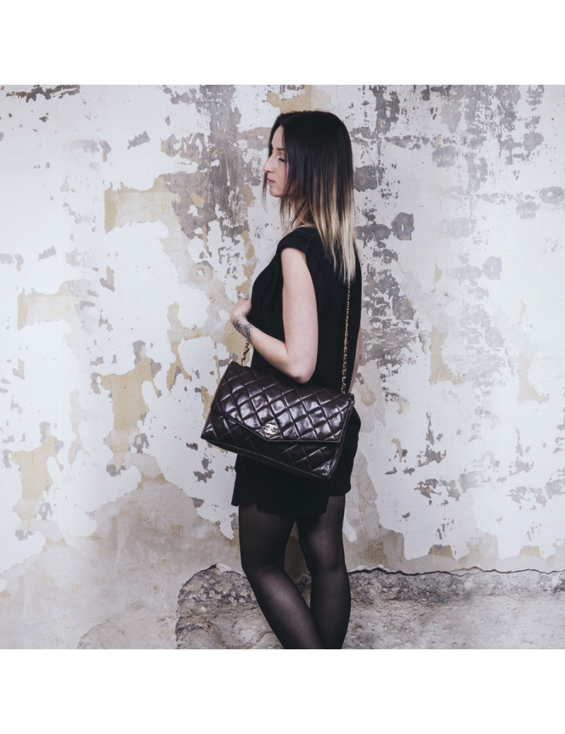 Sac CHANEL en cuir matelassé marron