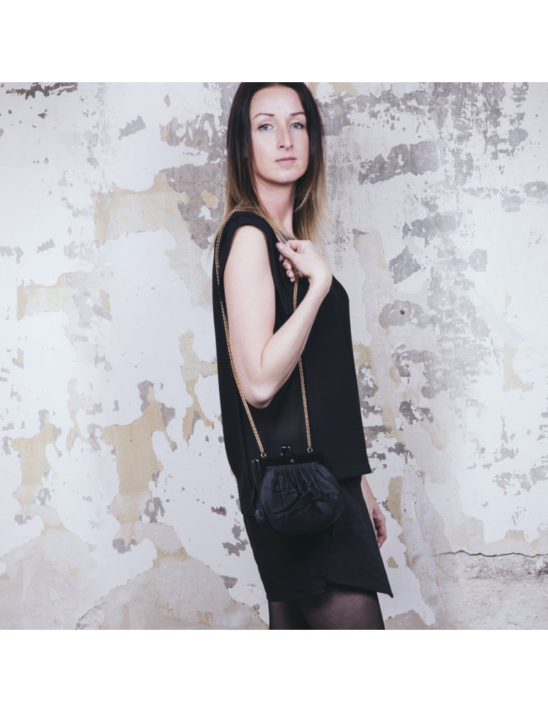 Sac CHANEL Vintage en satin noir 