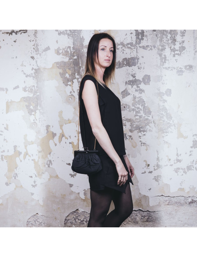 Sac CHANEL Vintage en satin noir 