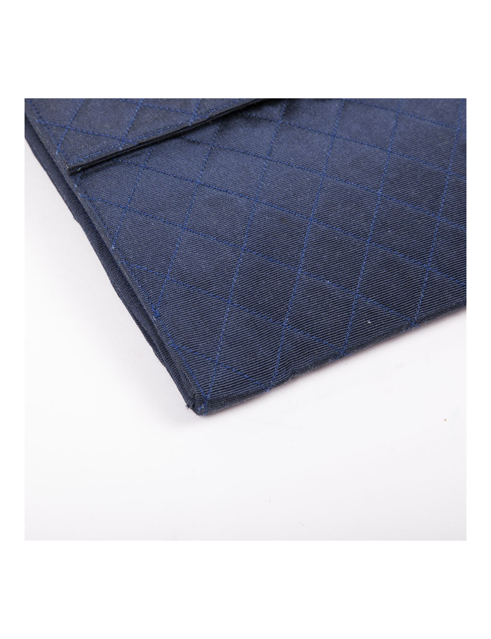 Sac CHANEL Vintage en satin duchesse bleu nuit  Vintage