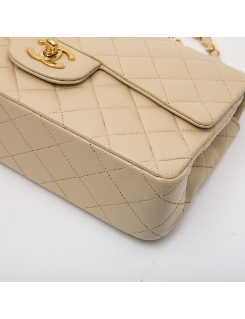 Sac CHANEL en agneau lisse matelassé beige