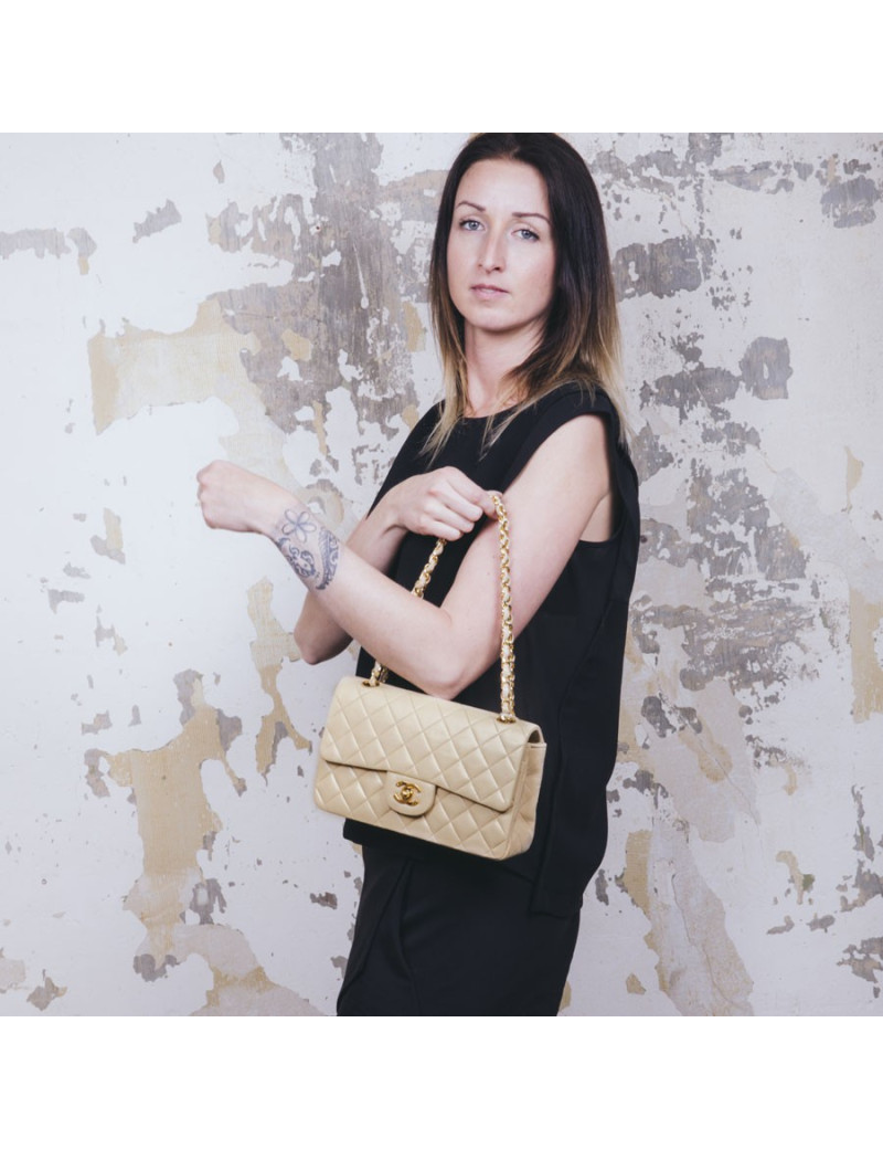 Sac CHANEL en agneau lisse matelassé beige