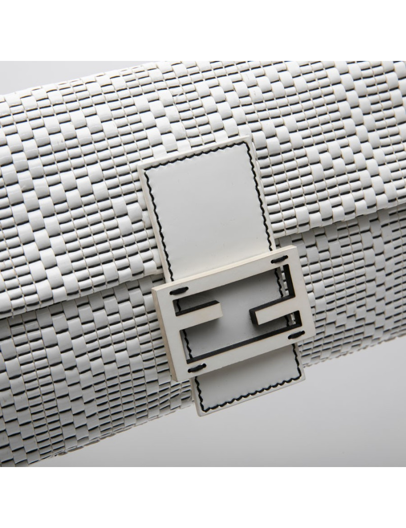 Sac baguette FENDI en cuir tressé verni blanc