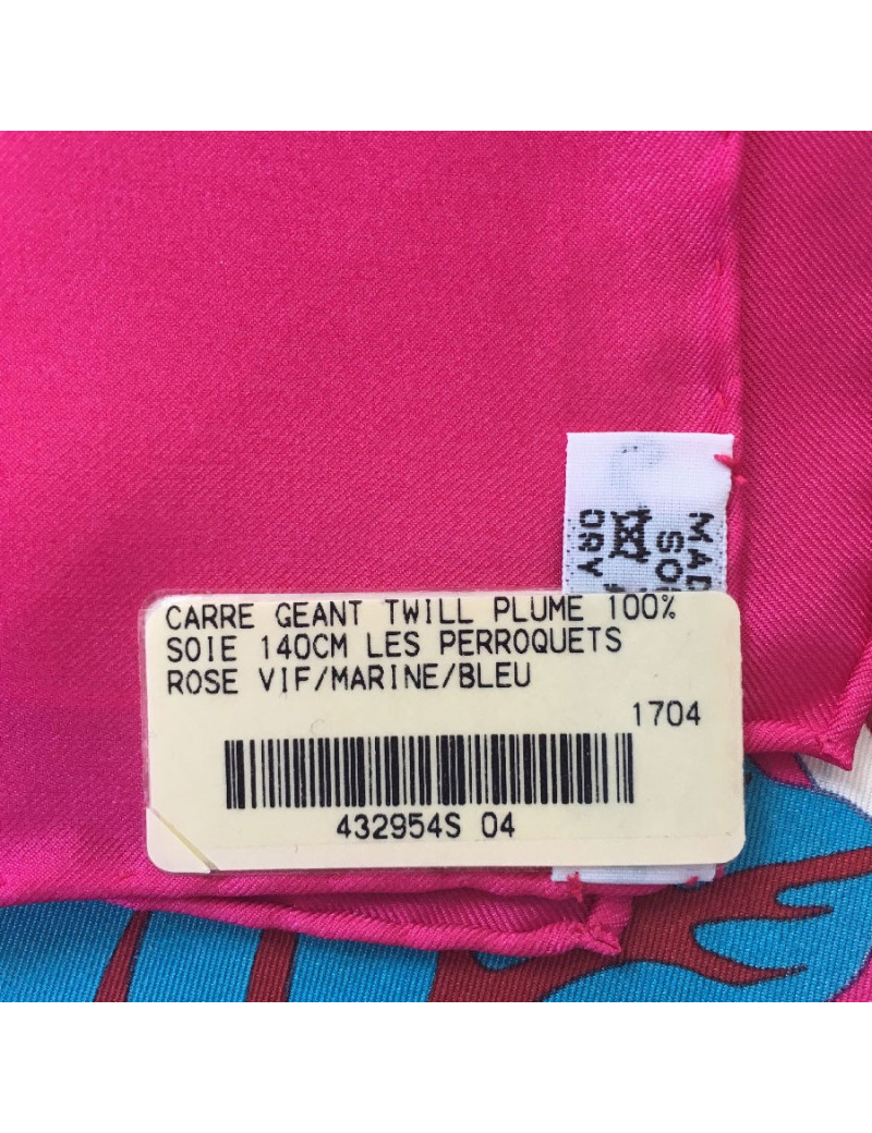 Carré géant HERMES 'Les perroquets' en soie rose et bleu