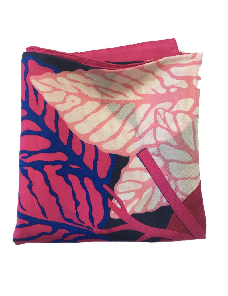 Carré géant HERMES 'Les perroquets' en soie rose et bleu