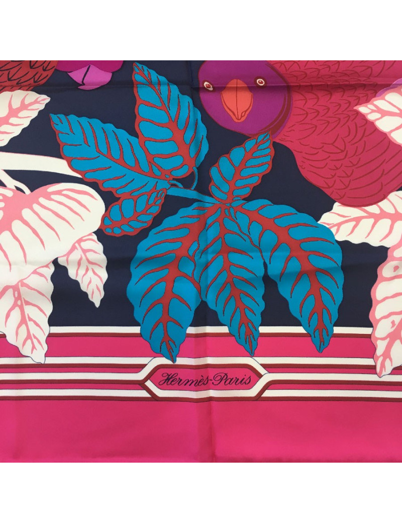 Carré géant HERMES 'Les perroquets' en soie rose et bleu